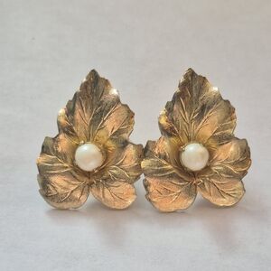 Vintage Sarah Coventry "Chit Chat" gold tone clip on earrings